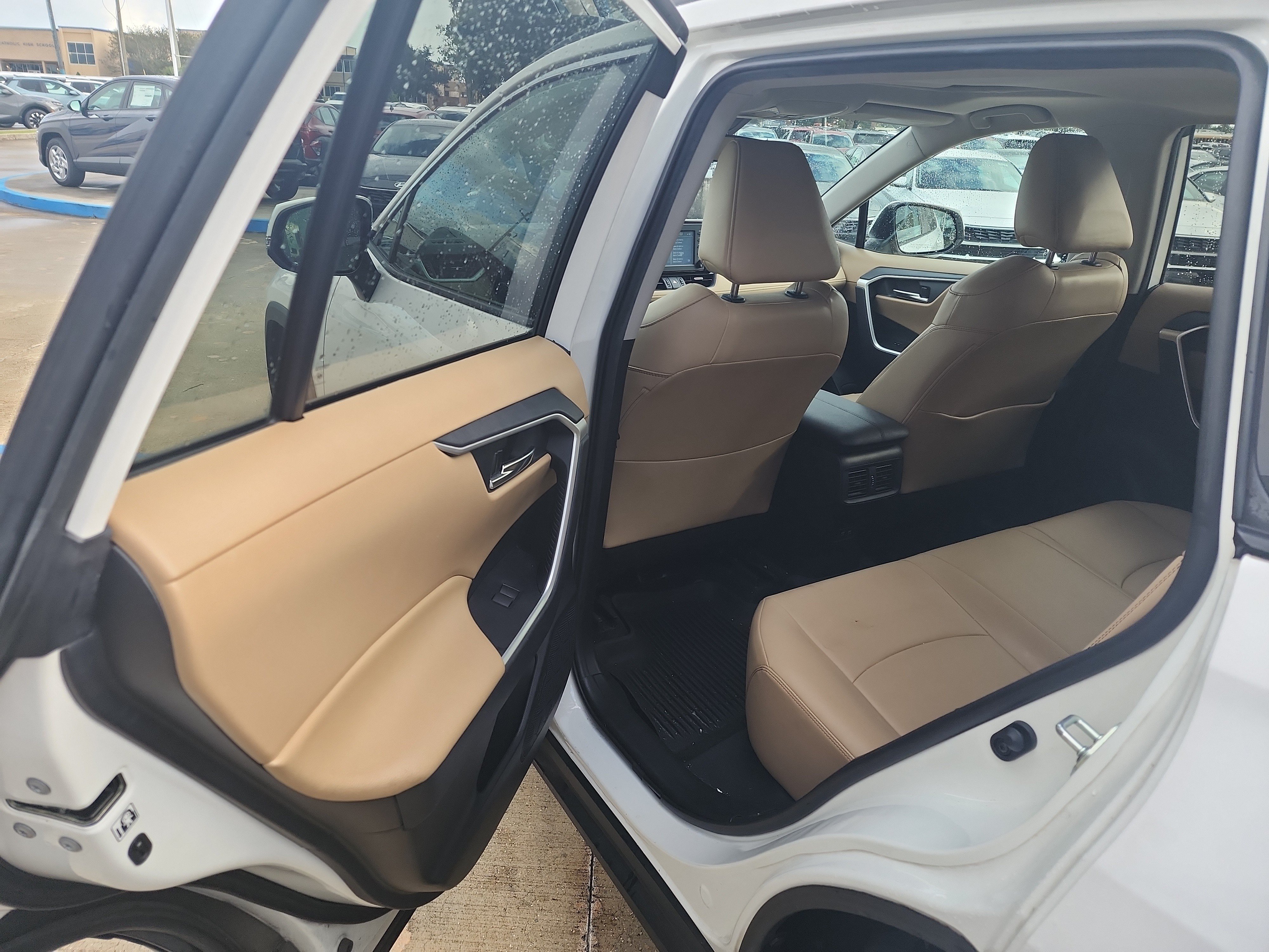 Used 2019 Toyota RAV4 XLE Premium FWD image 14