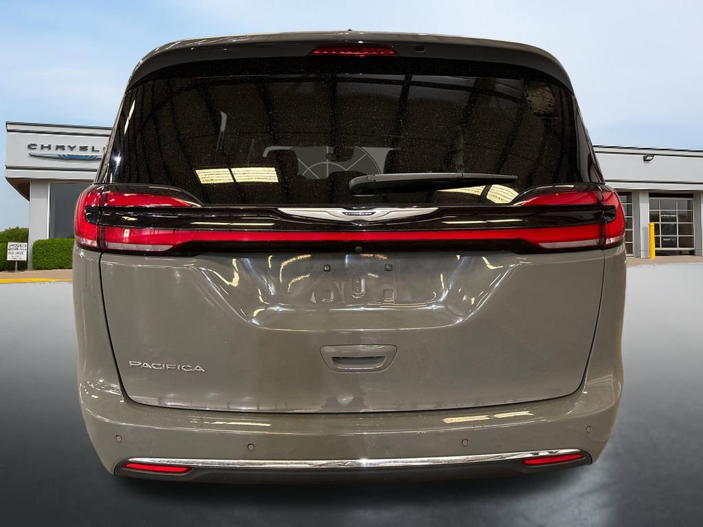 Used 2023 Chrysler Pacifica Touring-L image 4