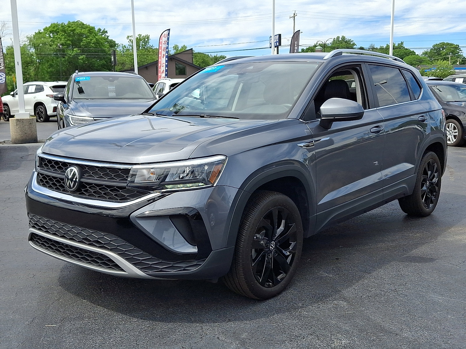 Used 2023 Volkswagen Taos SE w/ Black Wheel Package FWD image 3