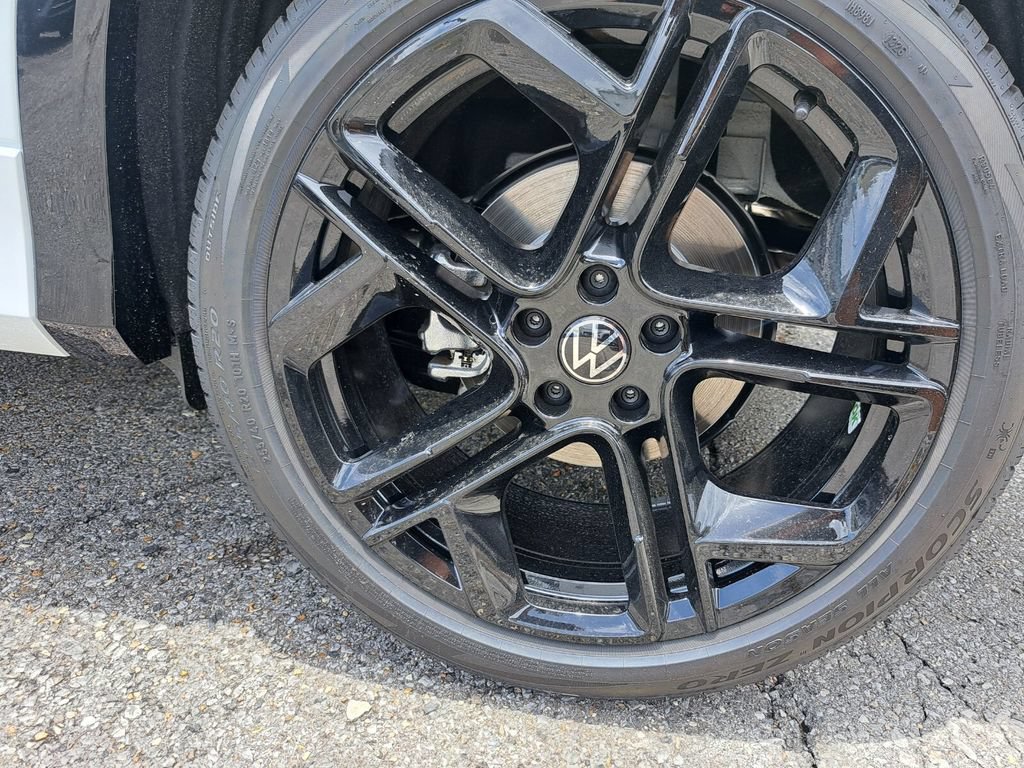New 2026 Volkswagen Tiguan SE R-Line FWD image 28