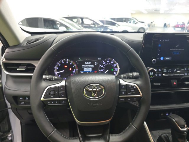 Used 2024 Toyota Highlander LE AWD/4WD image 22