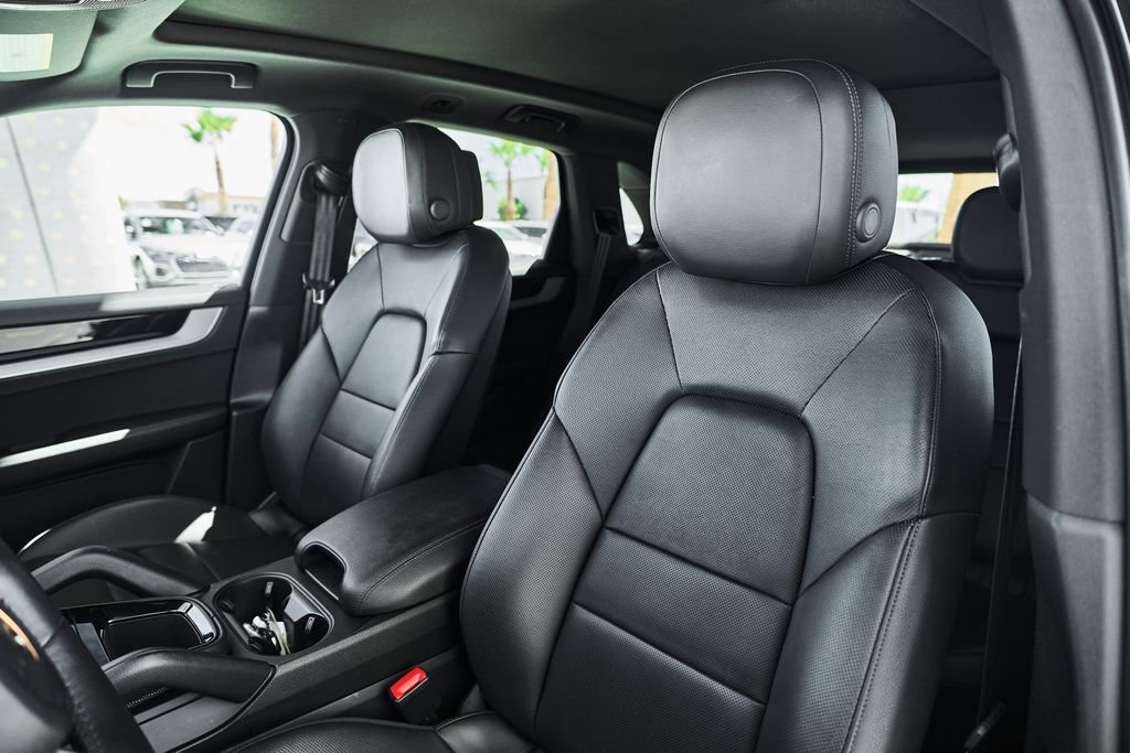 Used 2024 Porsche Cayenne AWD/4WD image 25