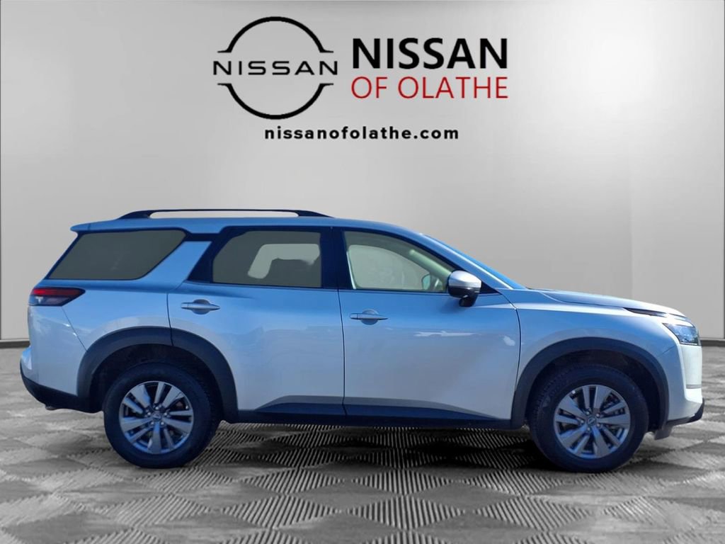 Certified 2025 Nissan Pathfinder SV image 31