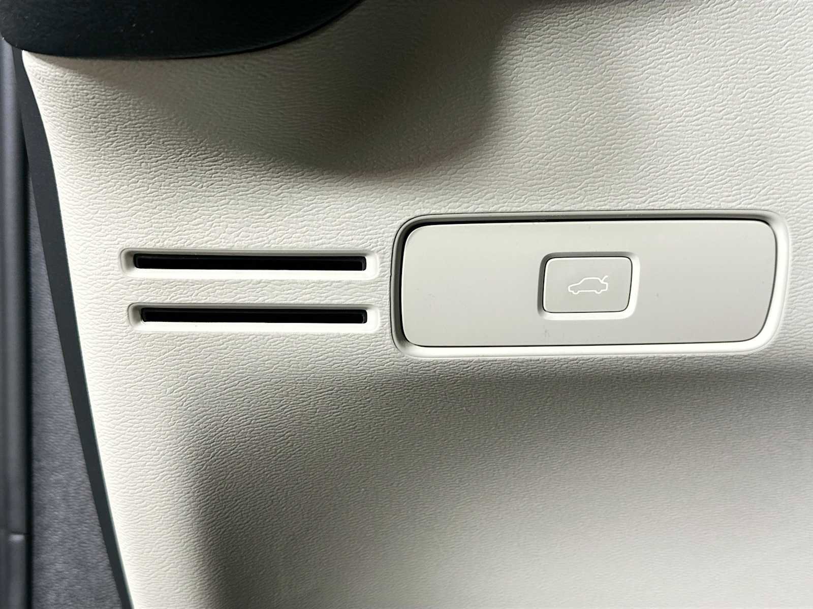 Used 2025 Volvo XC40 B5 Plus w/ Protection Package Premier image 8