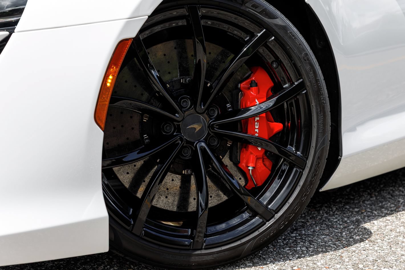 Used 2025 McLaren Artura Spider RWD image 38