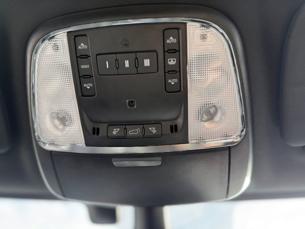 Used 2022 Jeep Grand Cherokee Limited w/ Tech Group image 25