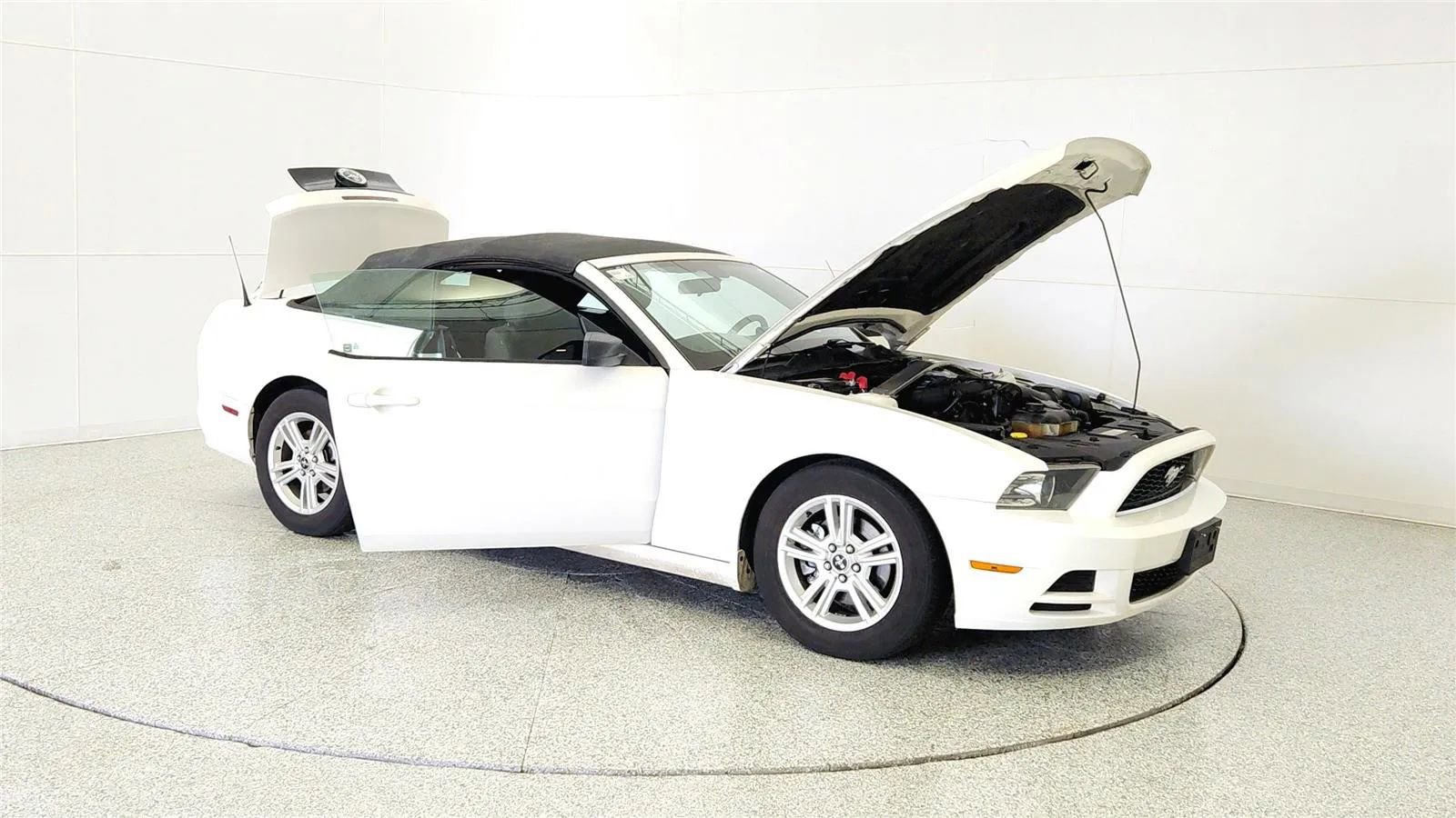 Used 2013 Ford Mustang Convertible RWD image 9