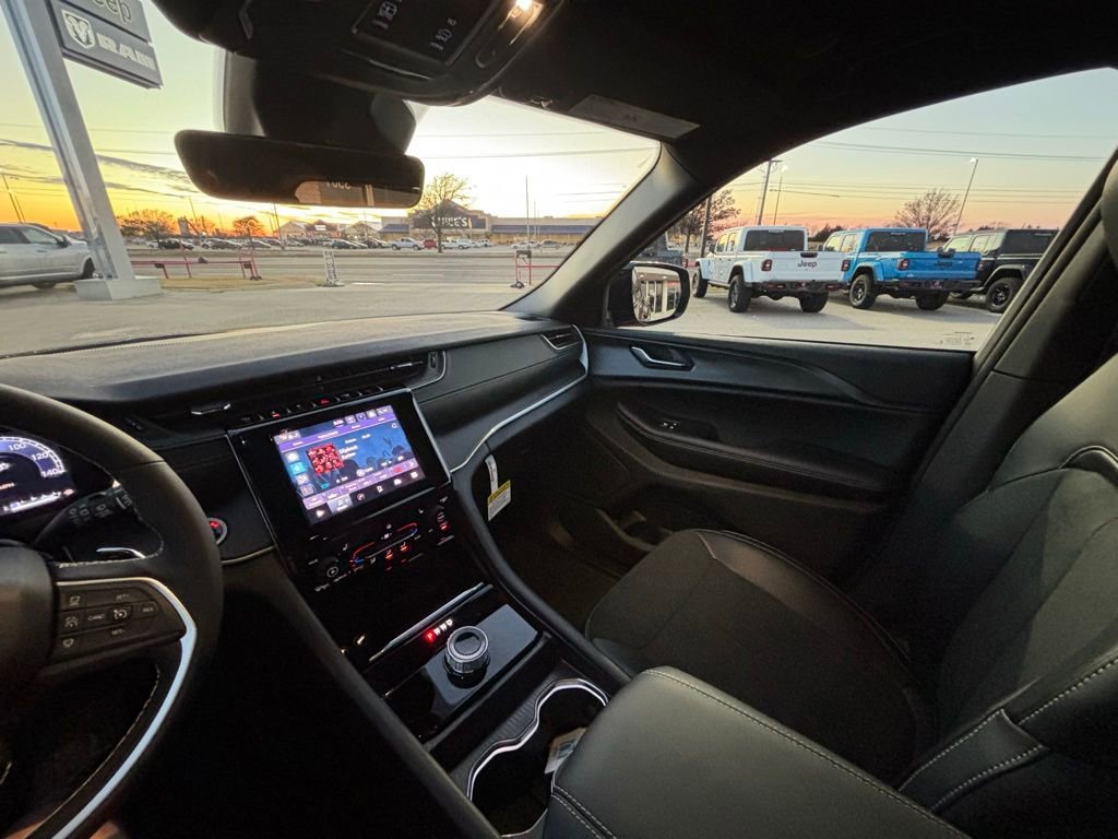 New 2025 Jeep Grand Cherokee Altitude image 16