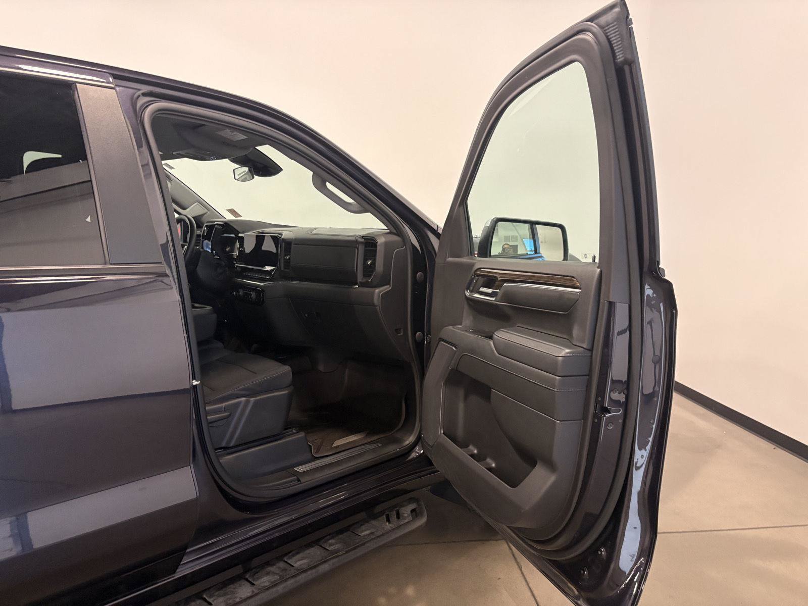 Used 2023 Chevrolet Silverado 1500 LT w/ Z71 Off-Road Package AWD/4WD image 44