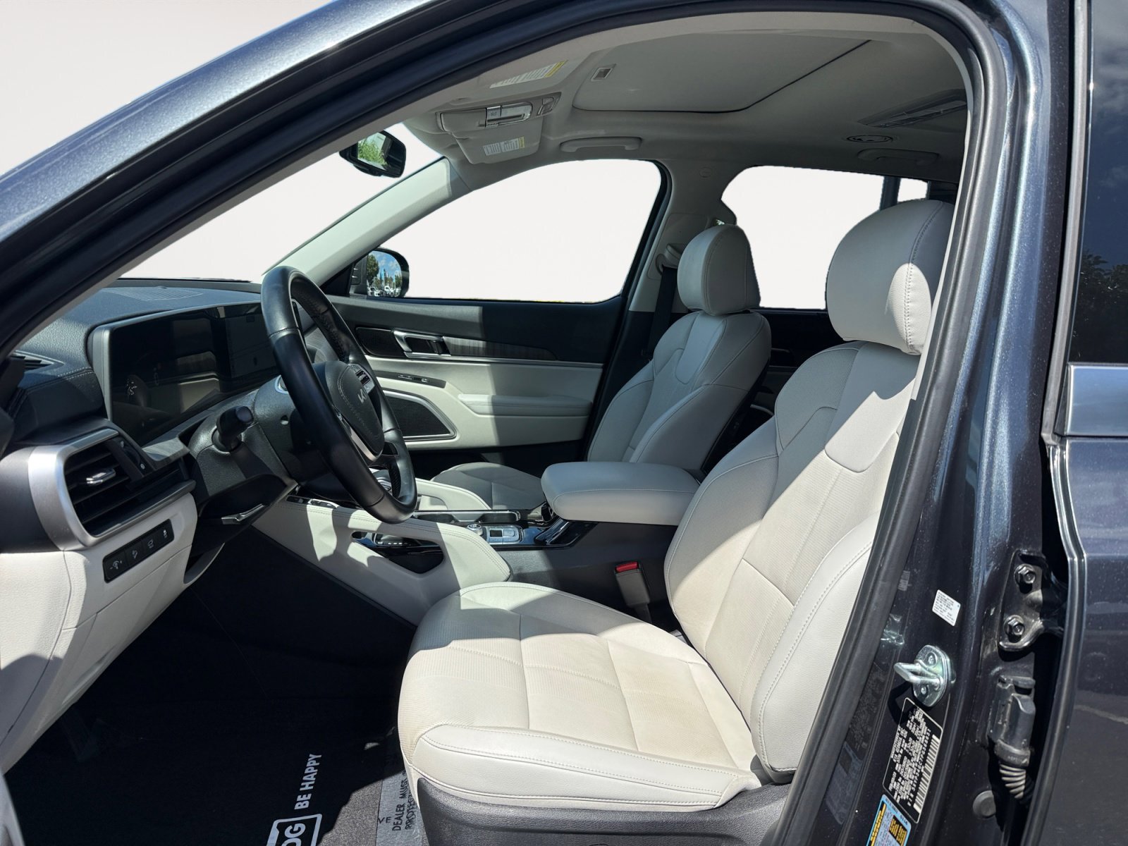 Used 2023 Kia Telluride EX w/ EX Captain's Chair Package image 10