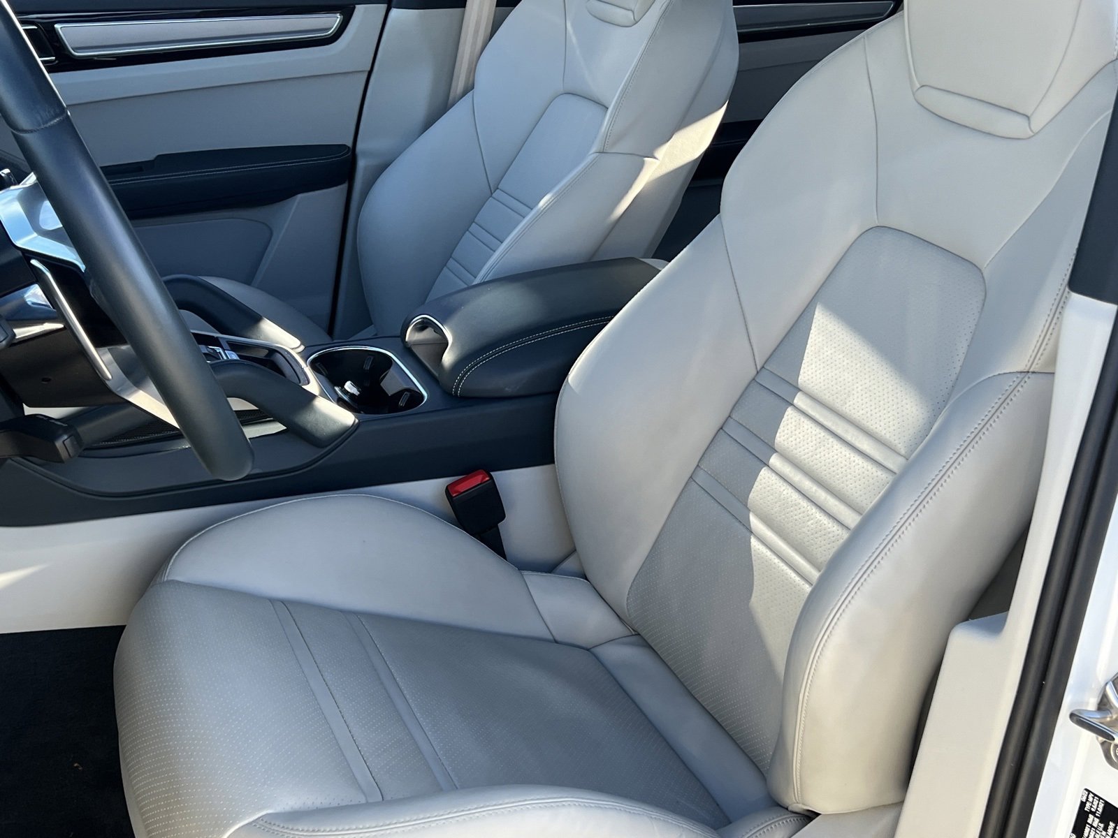 Certified 2022 Porsche Cayenne Platinum Edition image 5