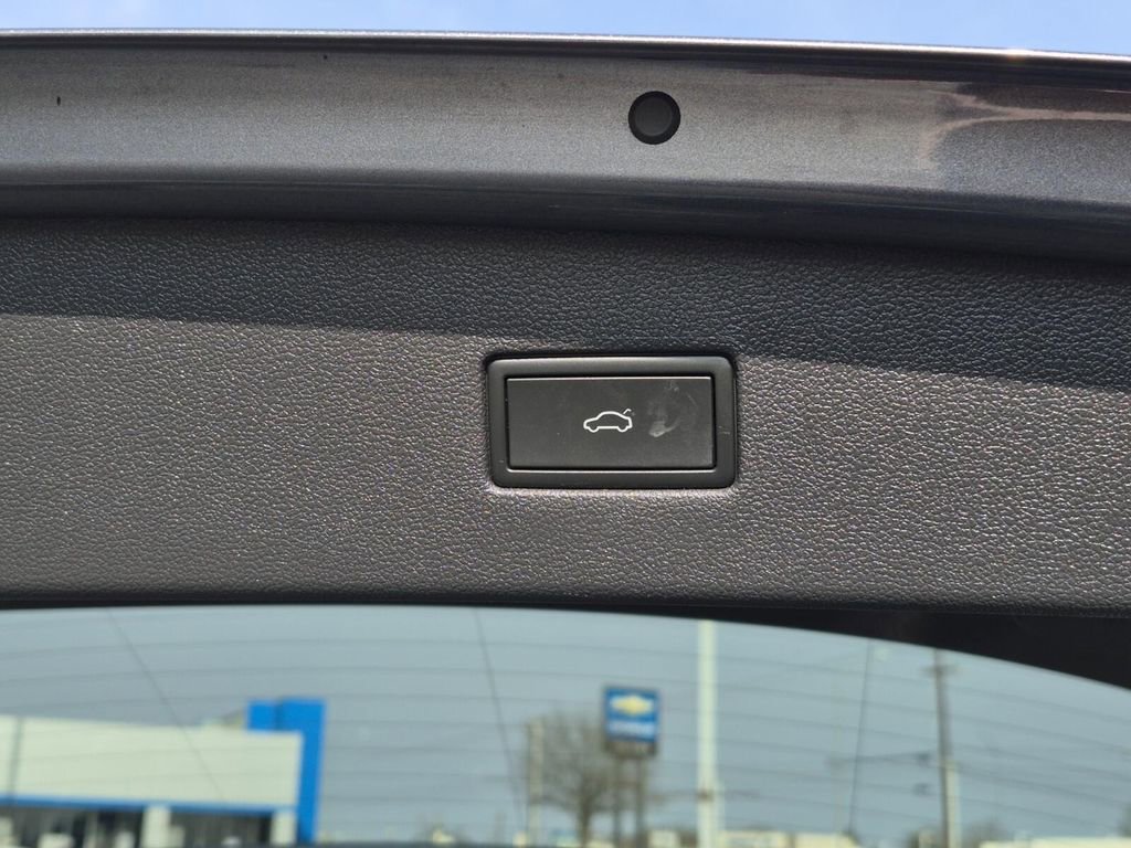 Used 2022 Volkswagen Tiguan SE w/ Panoramic Sunroof Package image 9