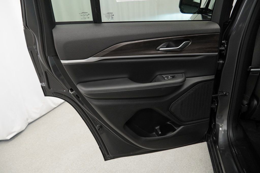 New 2026 Jeep Grand Cherokee Altitude image 28