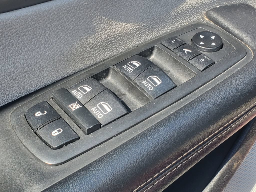 Used 2018 Chrysler Pacifica Limited FWD image 9