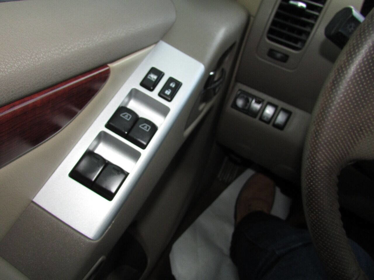 Used 2010 Nissan Pathfinder LE image 24