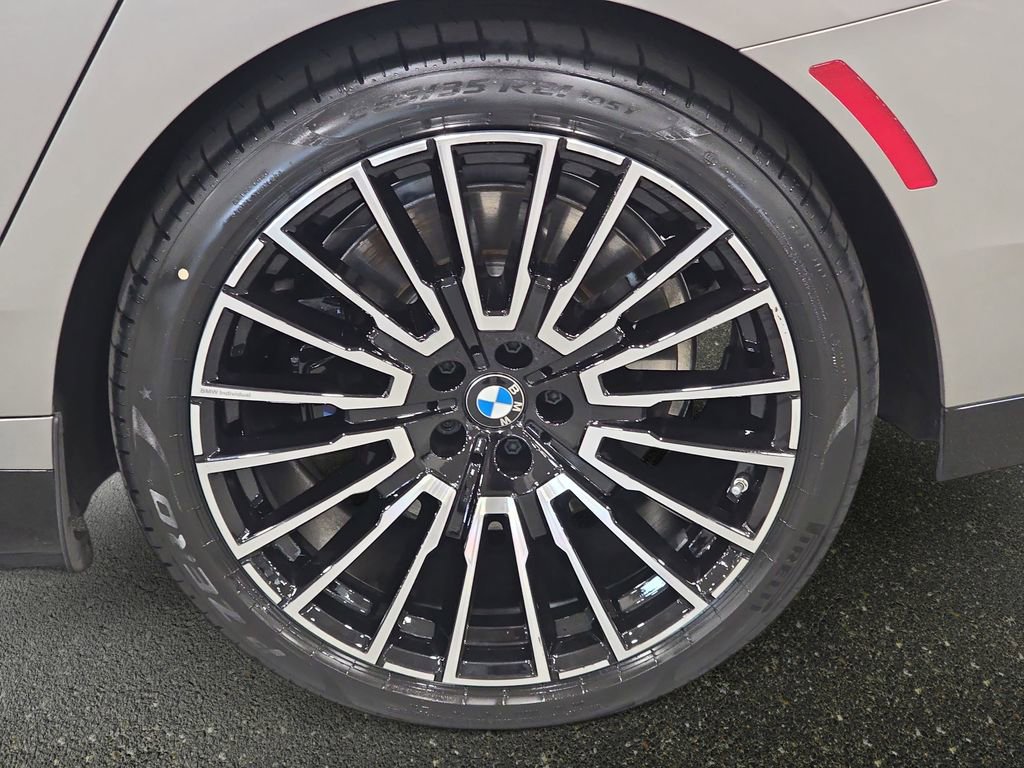 Used 2025 BMW i7 eDrive50 w/ M Sport Package image 26