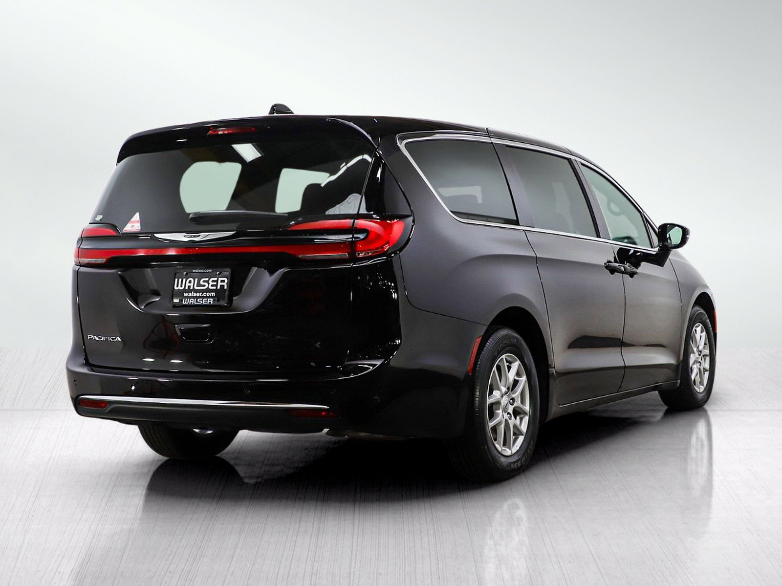 Used 2025 Chrysler Pacifica Select FWD image 5