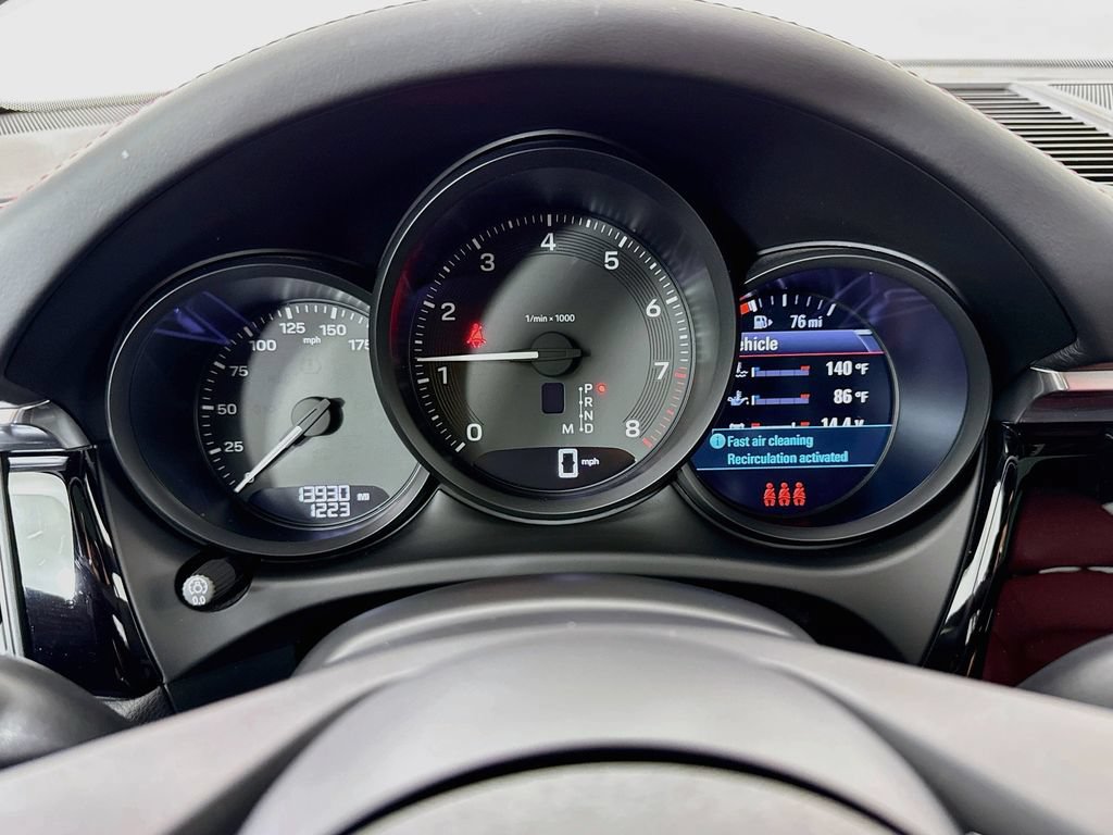 Certified 2025 Porsche Macan AWD/4WD image 16