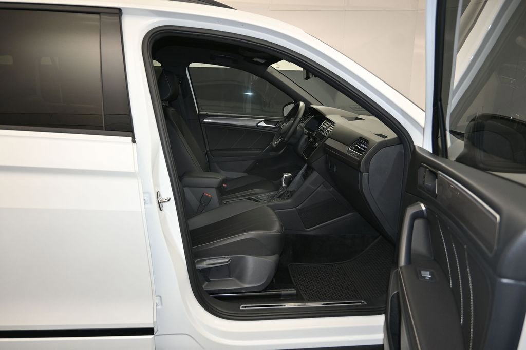 Used 2023 Volkswagen Tiguan SE R-Line FWD image 25