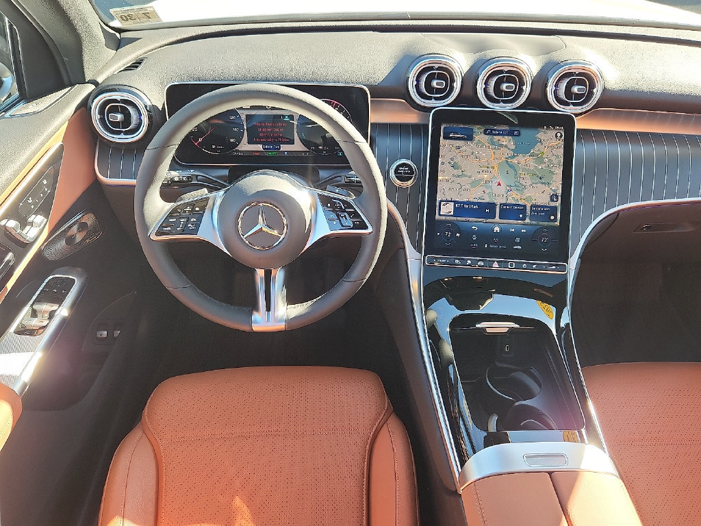 Used 2025 Mercedes-Benz GLC 350e 4MATIC image 4