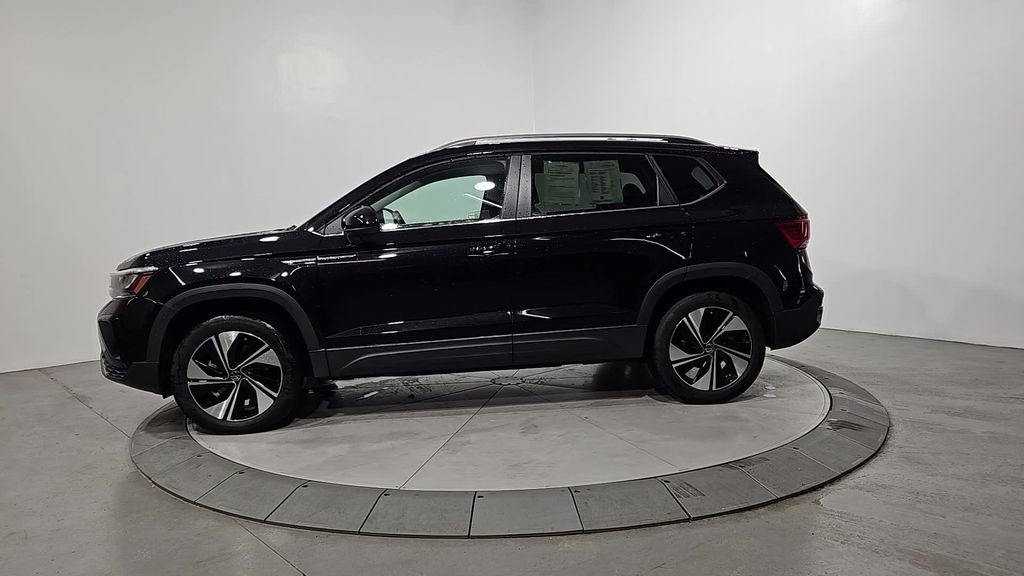 Certified 2024 Volkswagen Taos SE image 2