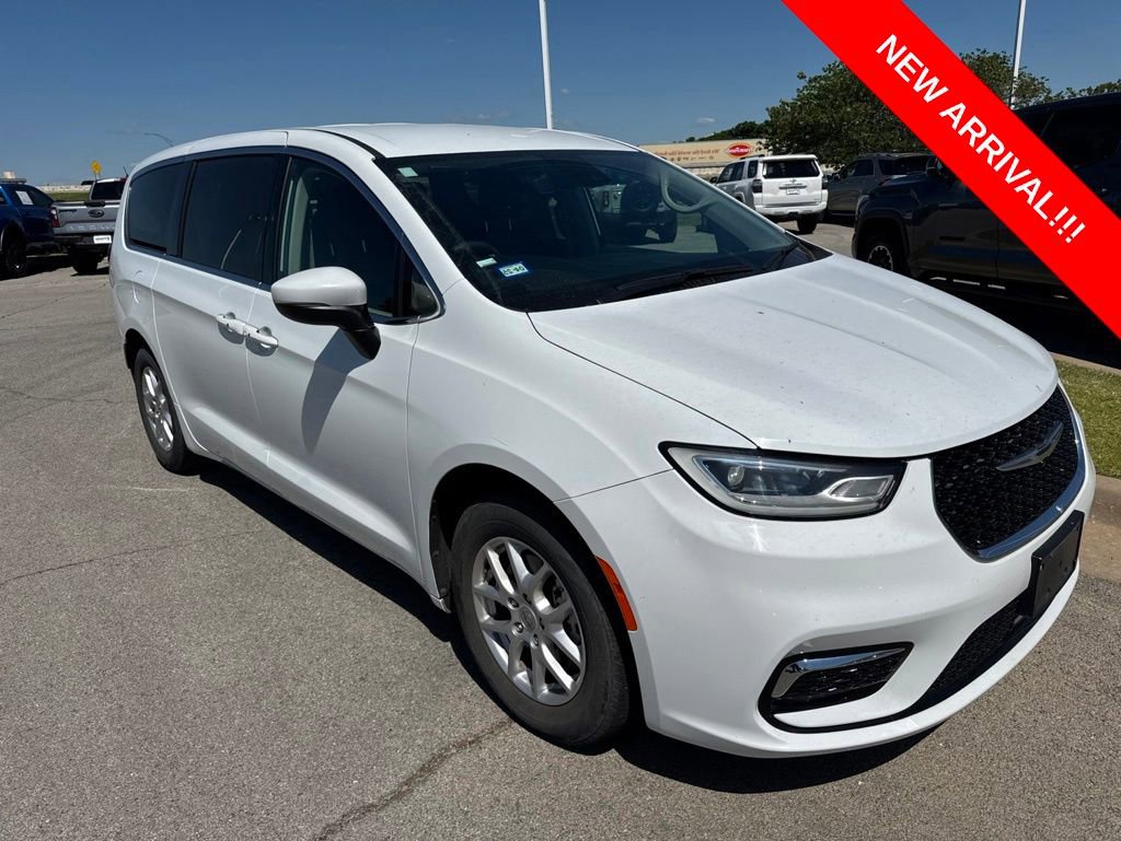 Used 2023 Chrysler Pacifica Touring-L FWD image 1
