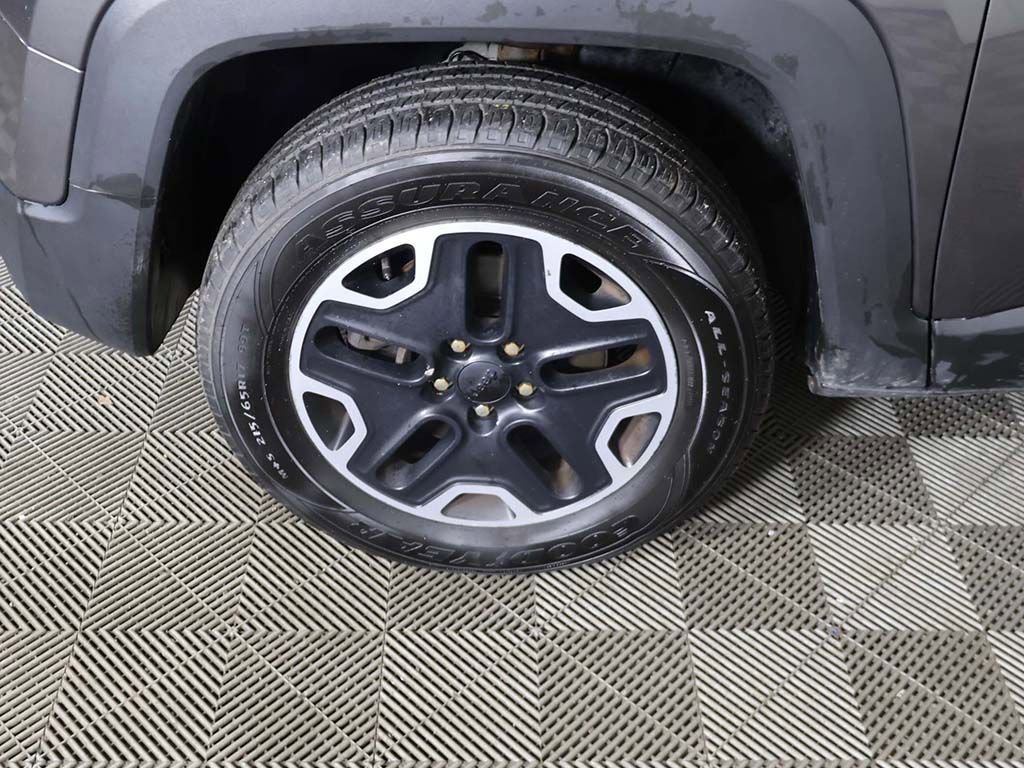 Used 2017 Jeep Renegade Trailhawk w/ Premium Trailhawk Package AWD/4WD image 17