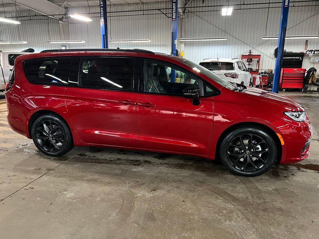 New 2026 Chrysler Pacifica Limited w/ S Appearance Package FWD image 4