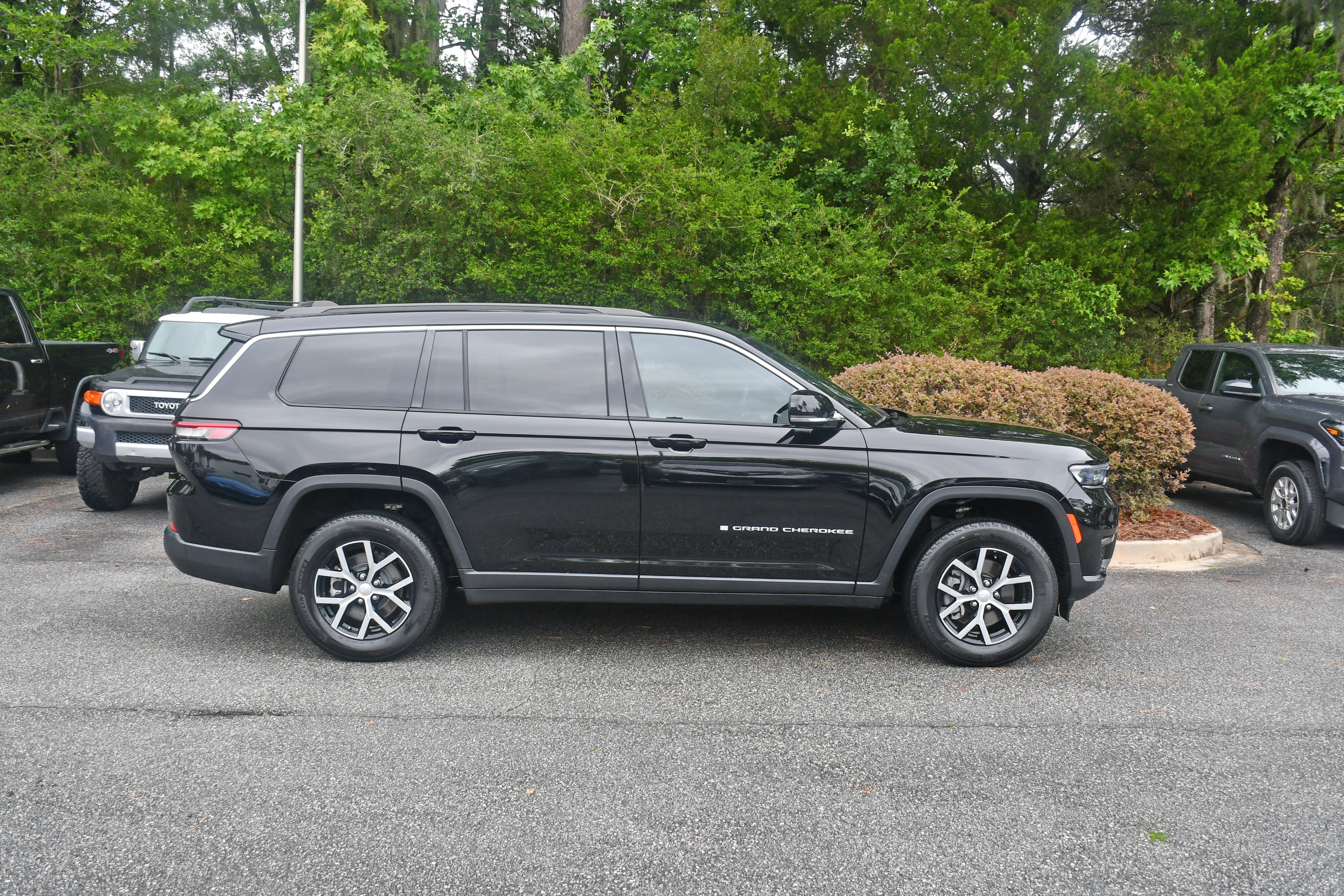 Used 2024 Jeep Grand Cherokee L Limited AWD/4WD image 5