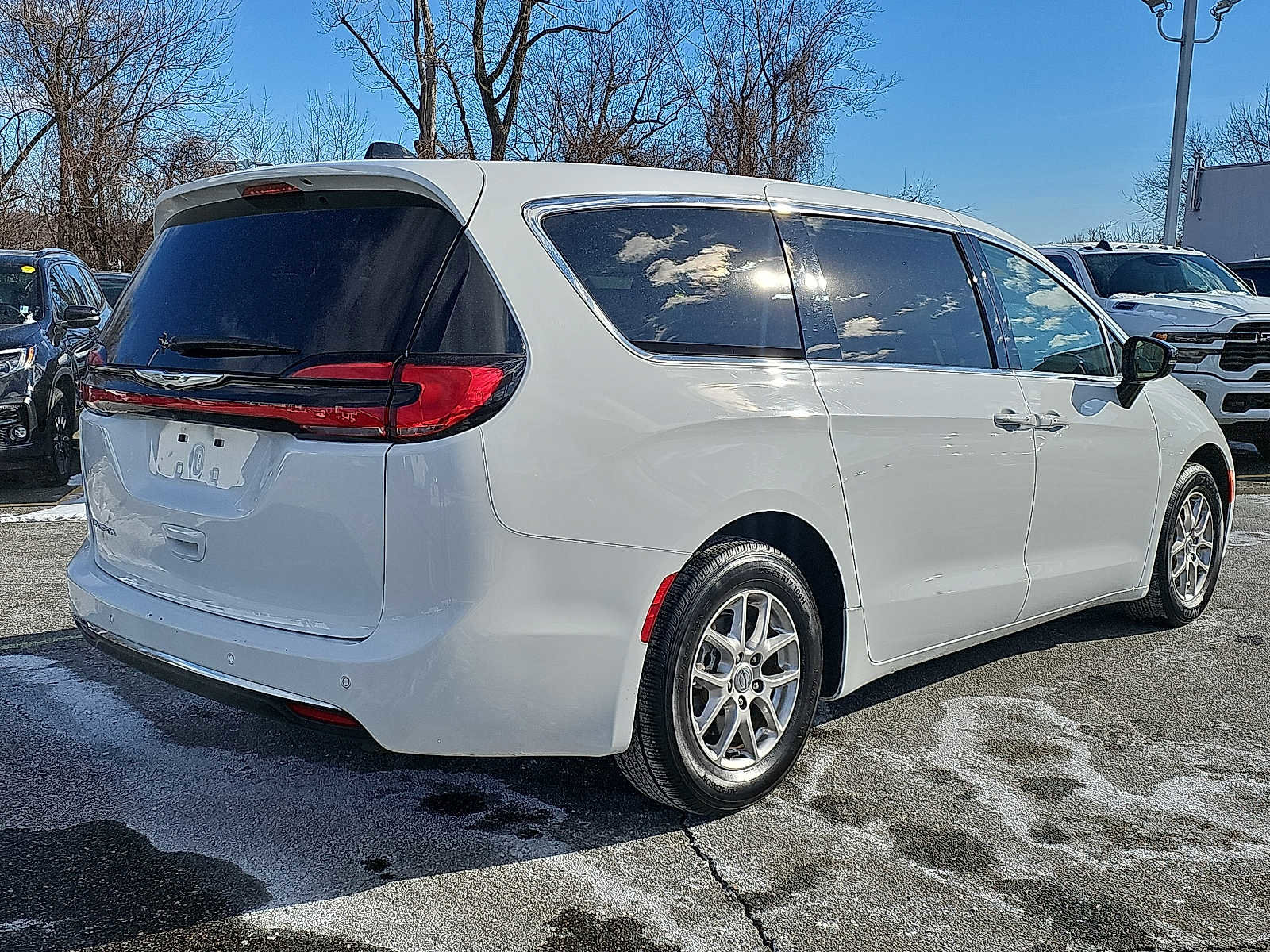 Used 2024 Chrysler Pacifica Touring-L image 6