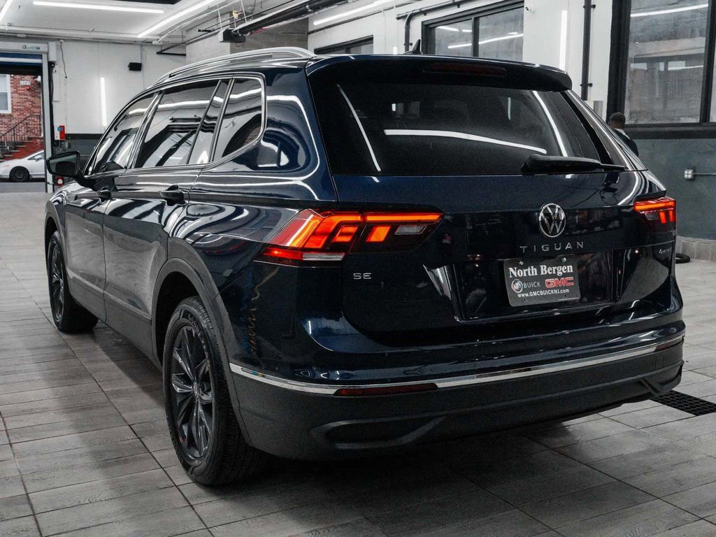 Used 2022 Volkswagen Tiguan SE w/ Panoramic Sunroof Package image 6