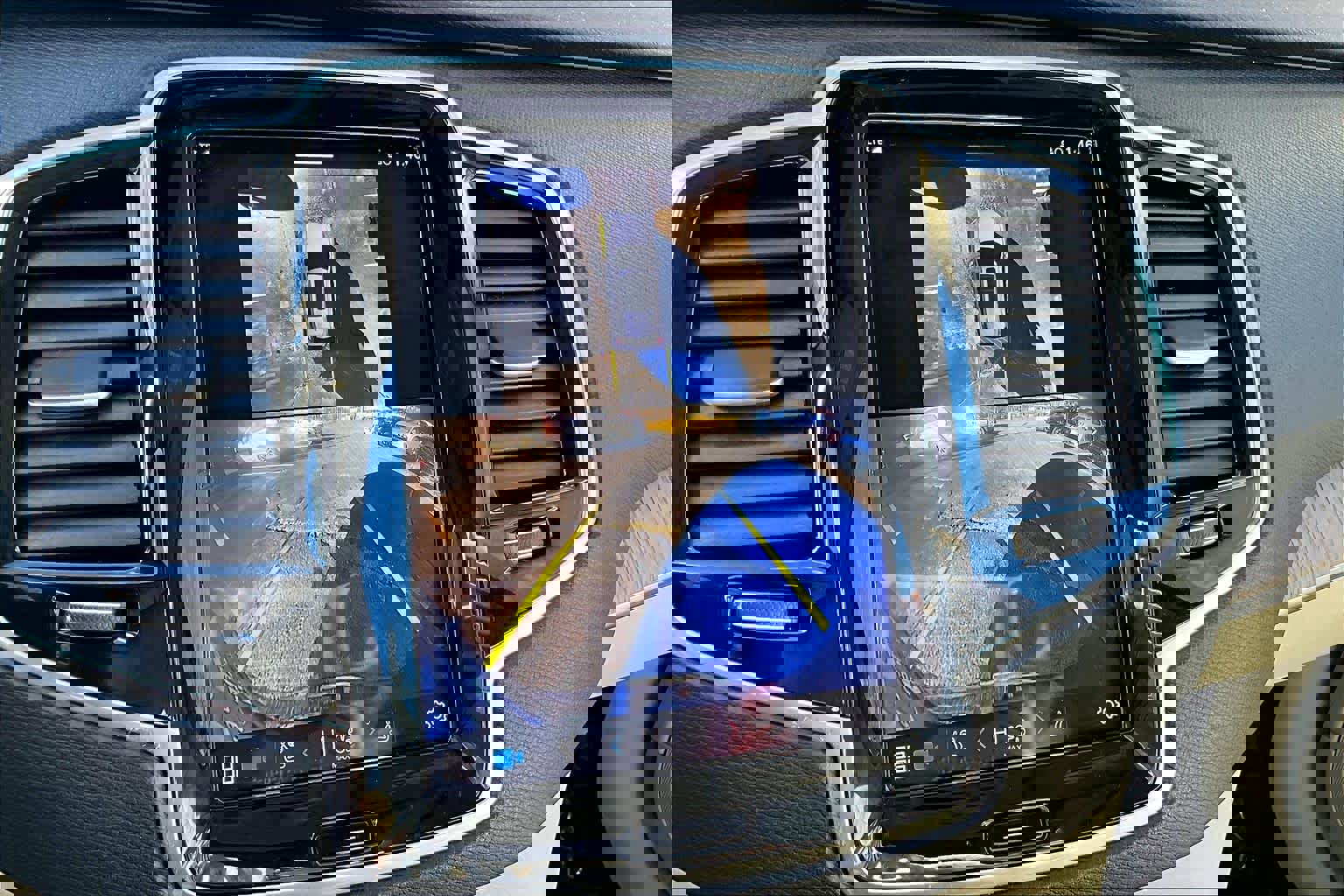 Certified 2024 Volvo XC90 B6 Plus image 27