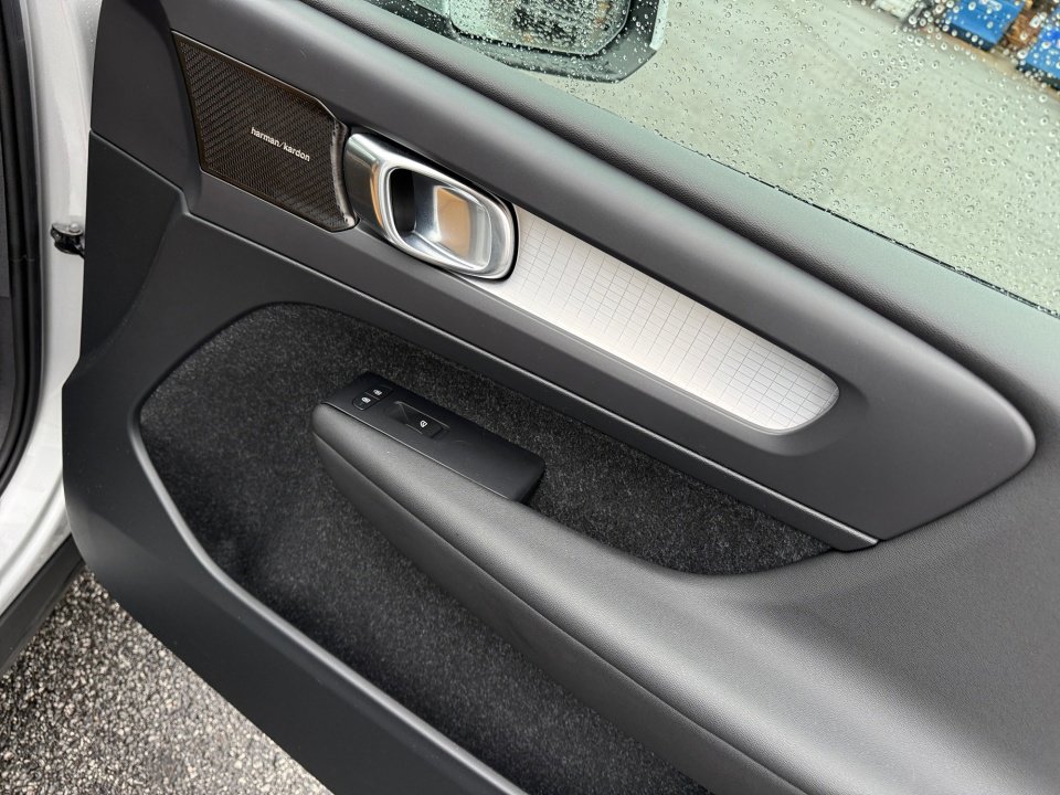 Used 2019 Volvo XC40 T5 Momentum image 31