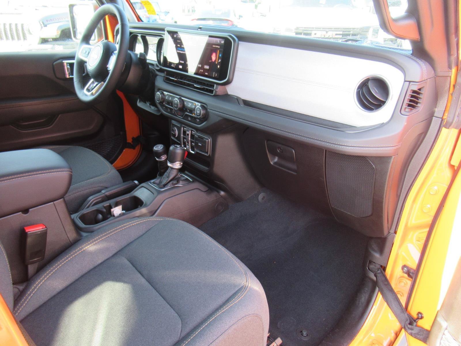 Used 2025 Jeep Wrangler Unlimited Sahara AWD/4WD image 11