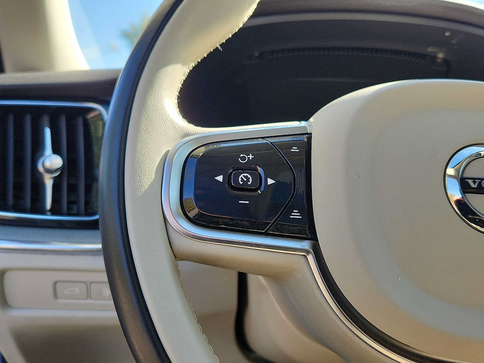 Certified 2024 Volvo S60 T8 Plus AWD/4WD image 20