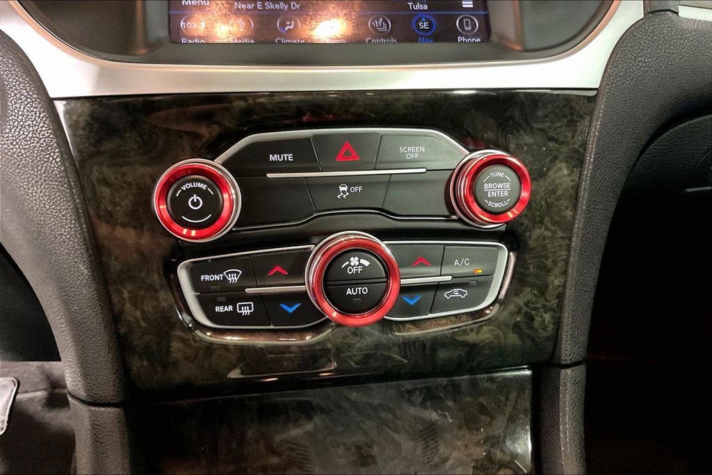 Used 2018 Chrysler 300 Limited AWD/4WD image 32