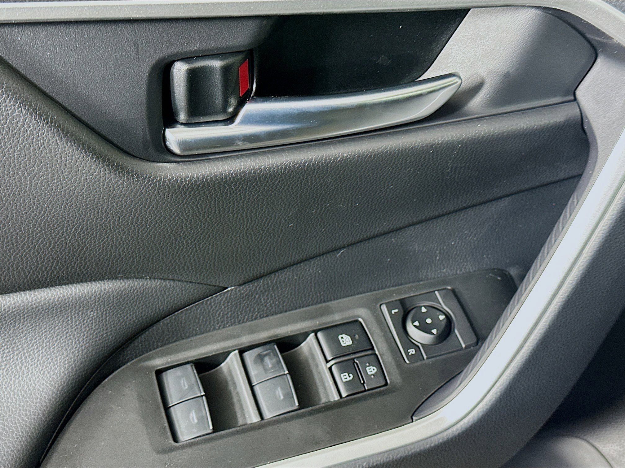 Used 2025 Toyota RAV4 XLE w/ Convenience Package FWD image 15