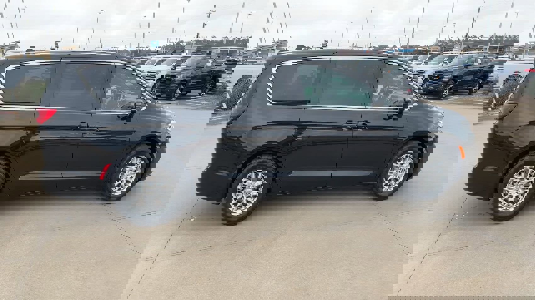 Used 2025 Chrysler Pacifica Select image 2