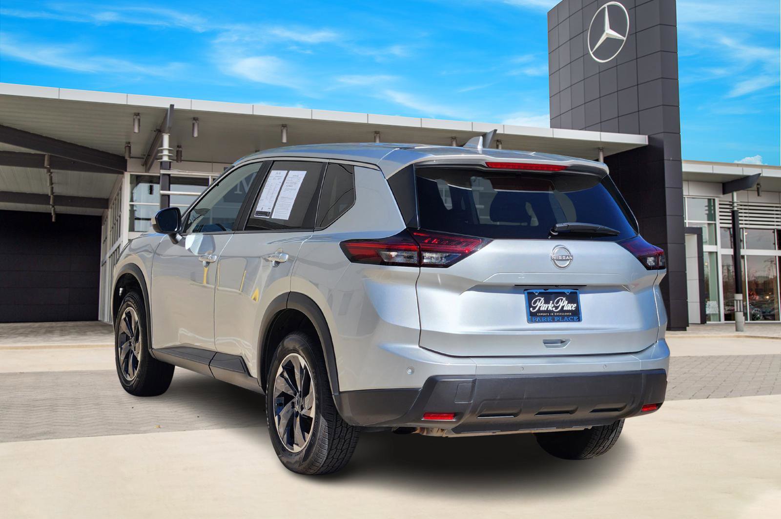 Used 2024 Nissan Rogue SV image 4