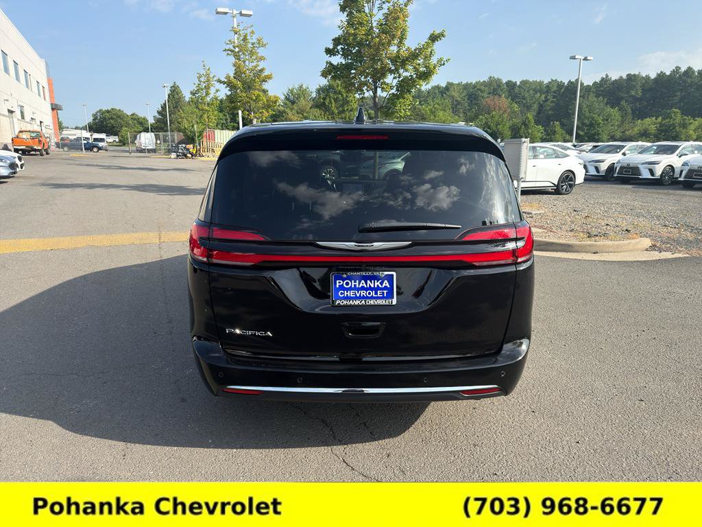 Used 2025 Chrysler Pacifica Select FWD image 6