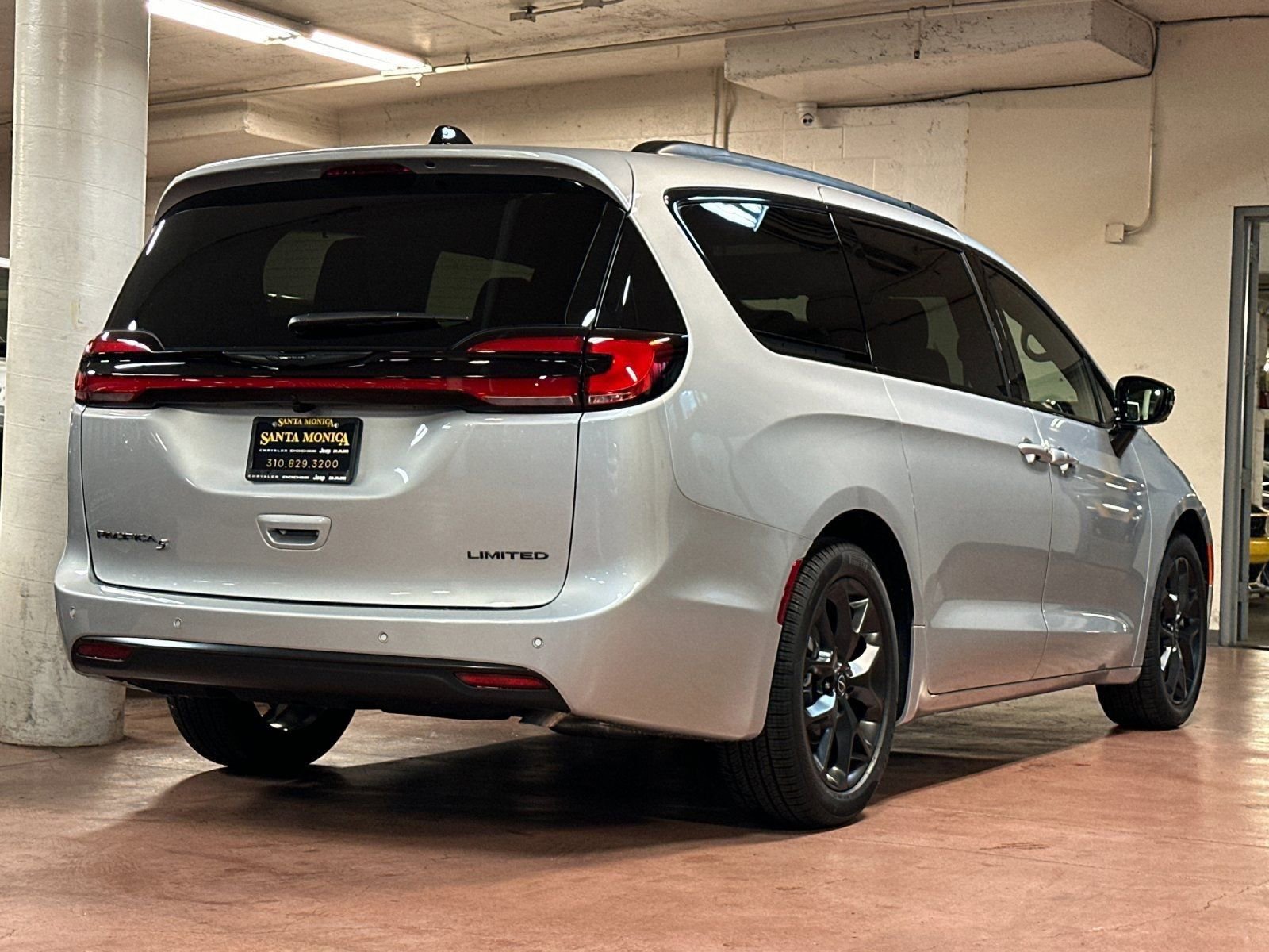 New 2026 Chrysler Pacifica Limited w/ Uconnect Theater Family Group image 5