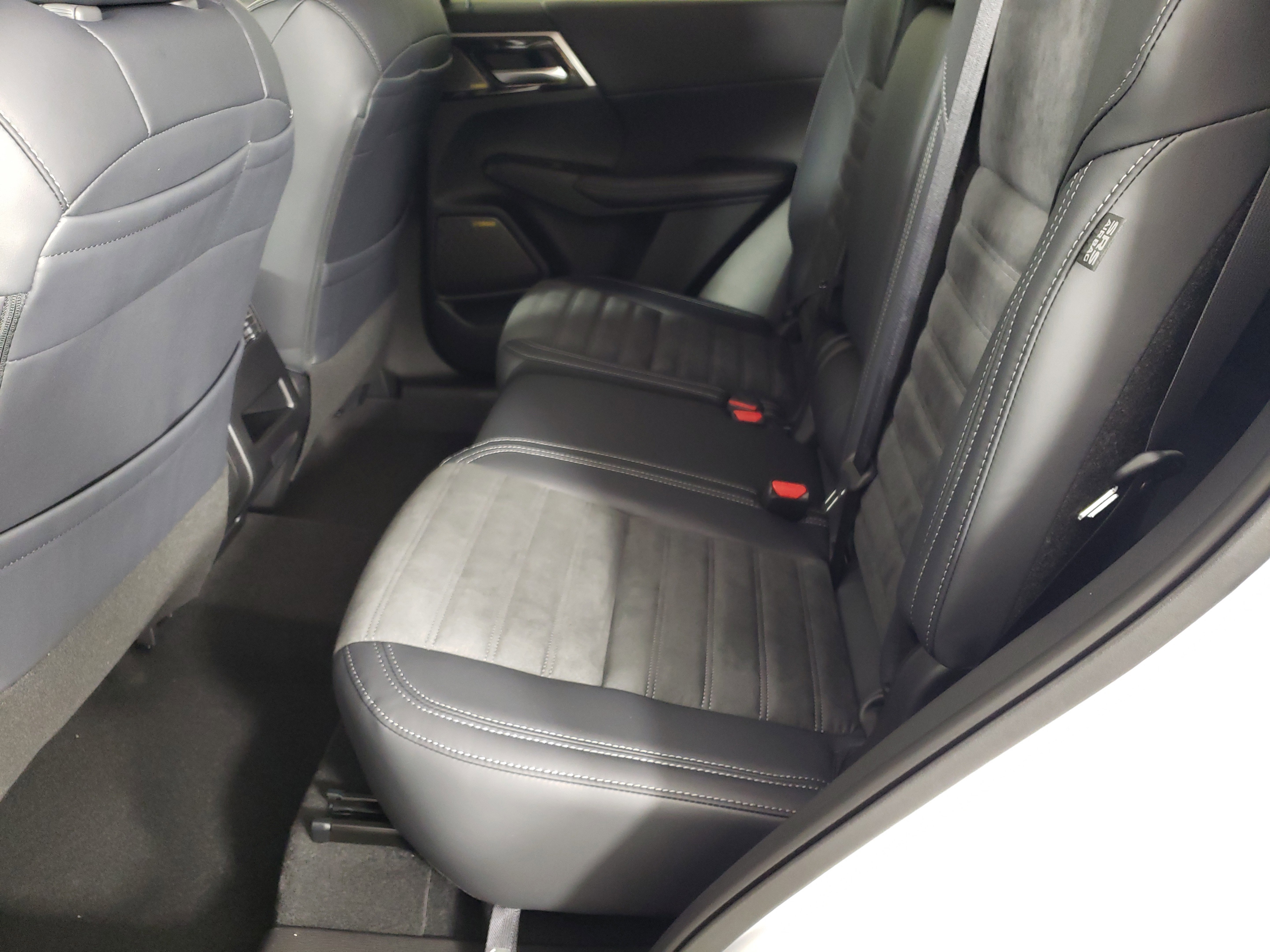 New 2025 Mitsubishi Outlander SE image 11