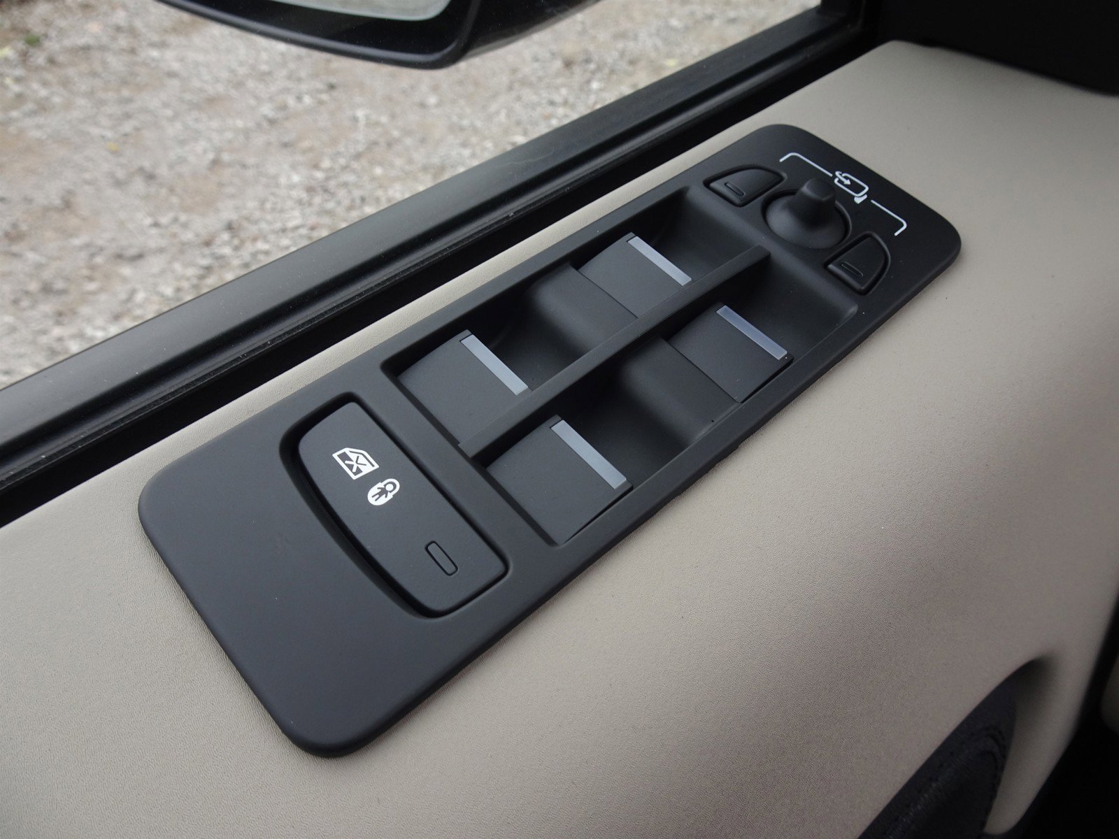 New 2025 Land Rover Discovery Sport S image 22