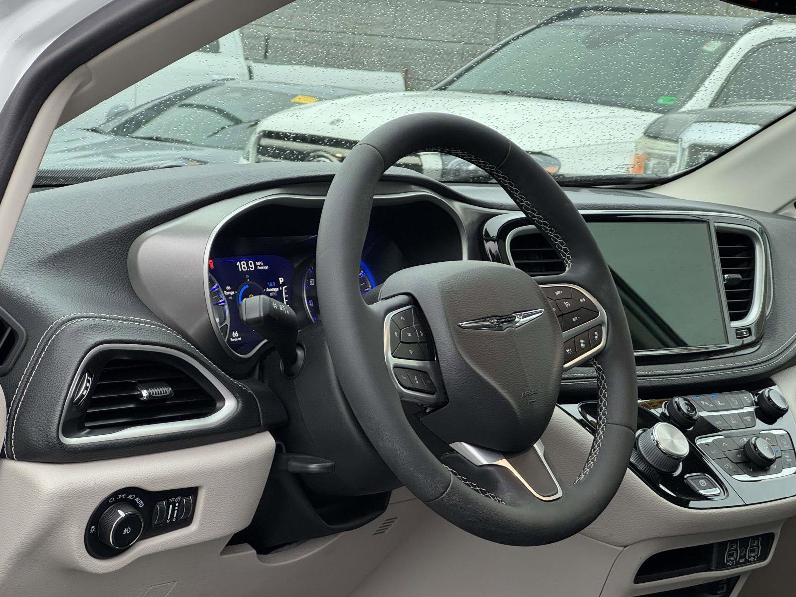 Used 2022 Chrysler Pacifica Touring-L w/ Uconnect Theater Family Group AWD/4WD image 12