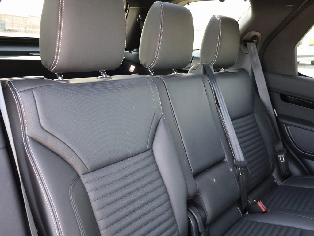 Used 2025 Land Rover Discovery S image 12