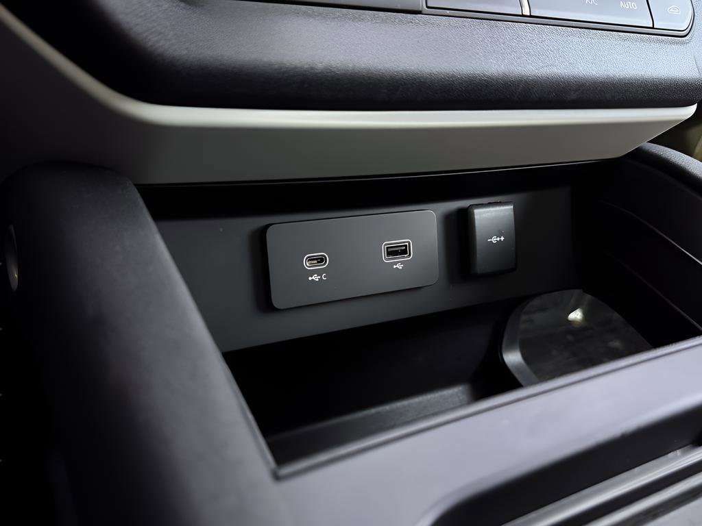 Used 2020 Land Rover Defender 110 SE image 15