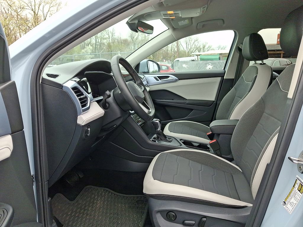 Used 2025 Volkswagen Taos SE image 13