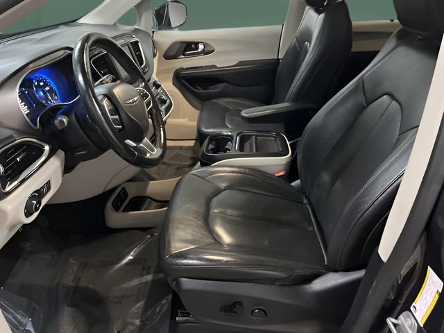 Used 2020 Chrysler Pacifica Touring-L FWD image 8
