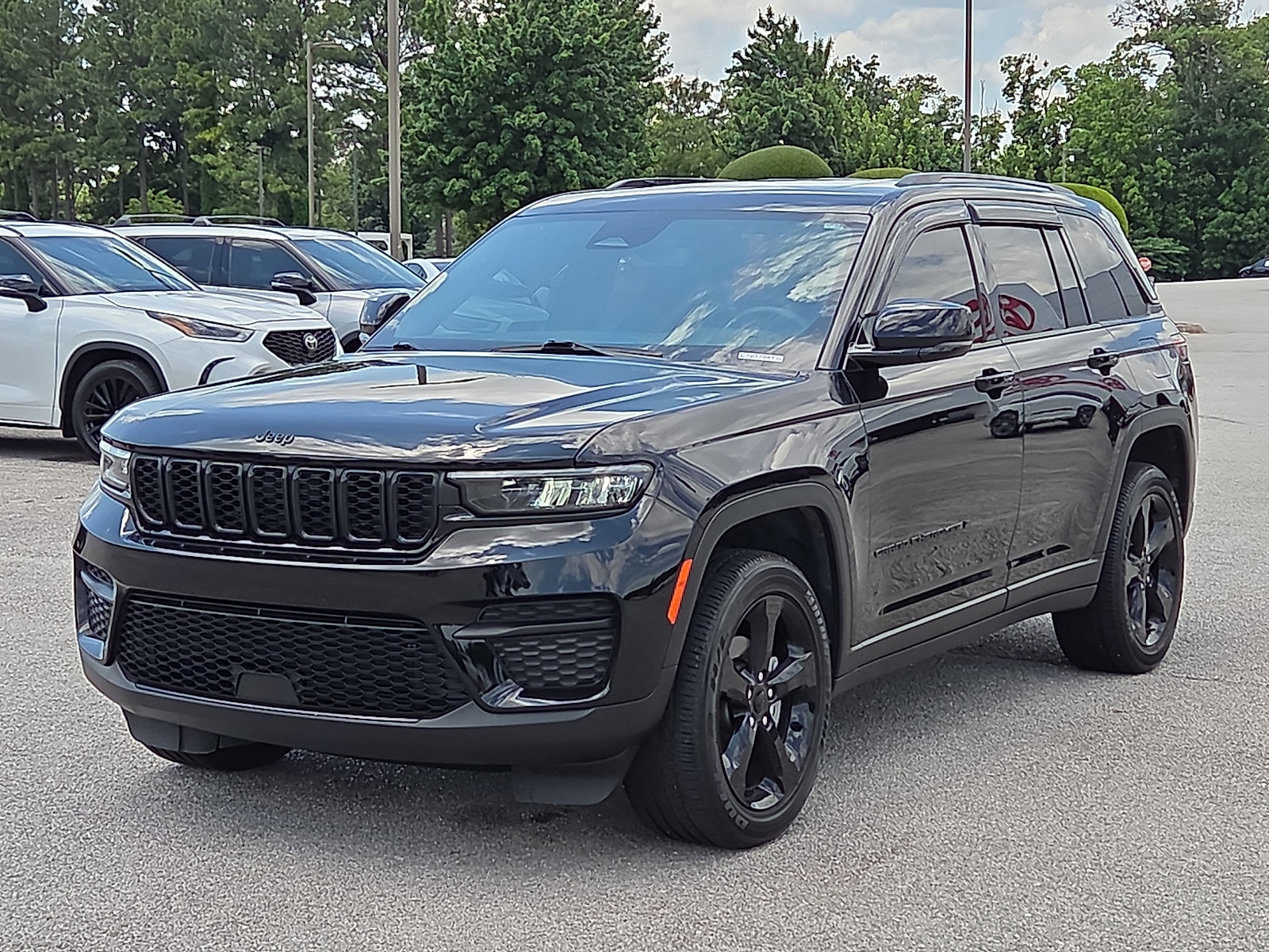 Used 2024 Jeep Grand Cherokee Altitude AWD/4WD image 2