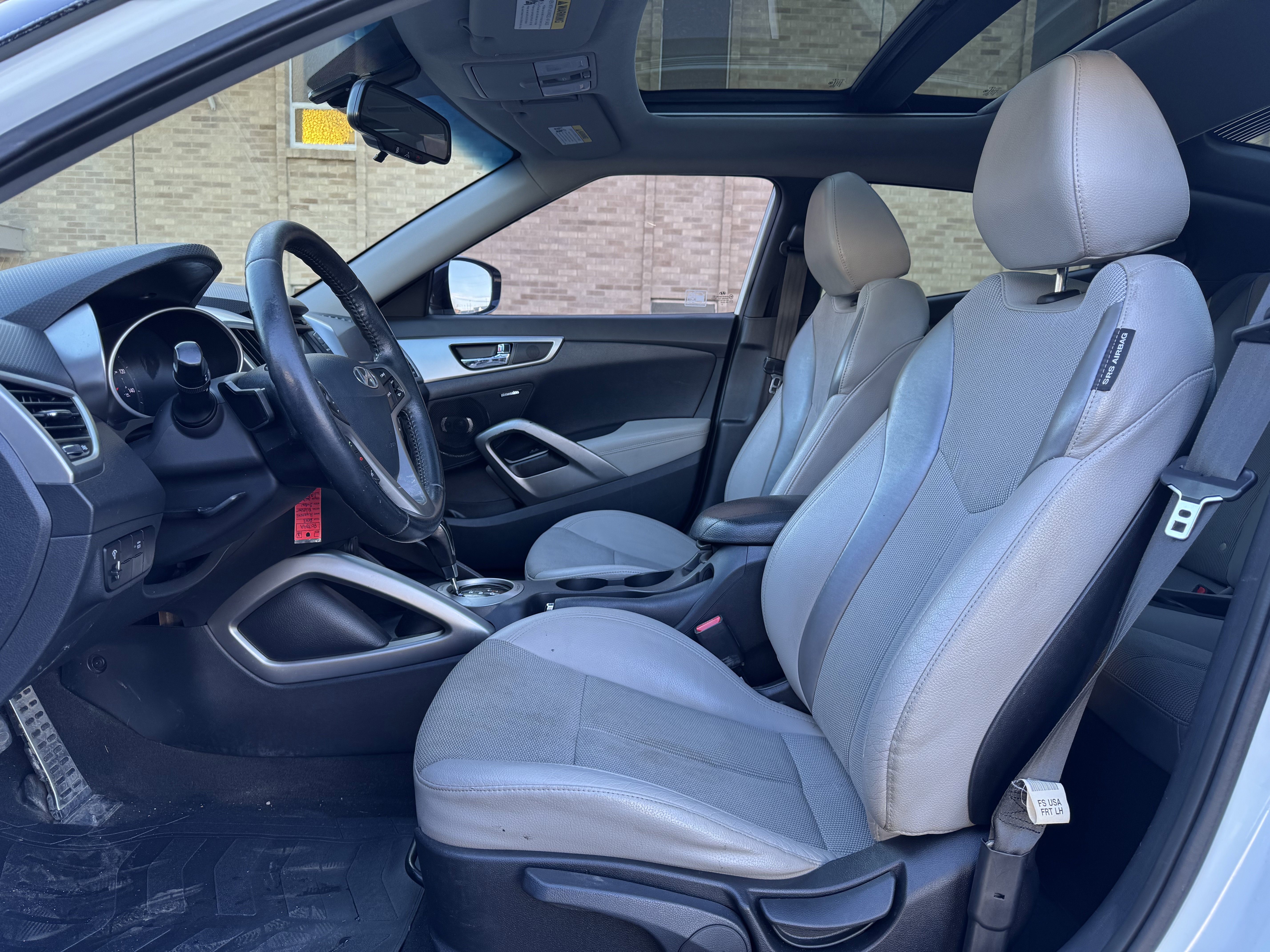 Used 2013 Hyundai Veloster w/ Style Pkg image 10